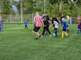 Laatste training S.K.N.W.K. JO7-1 (partijtje tegen de ouders) van maandag 27 mei 2024 (102/180)